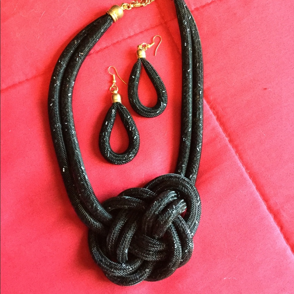 🖤♥️ GENTLY USED BLACK W/BLK FLECKS NECKLACE SET